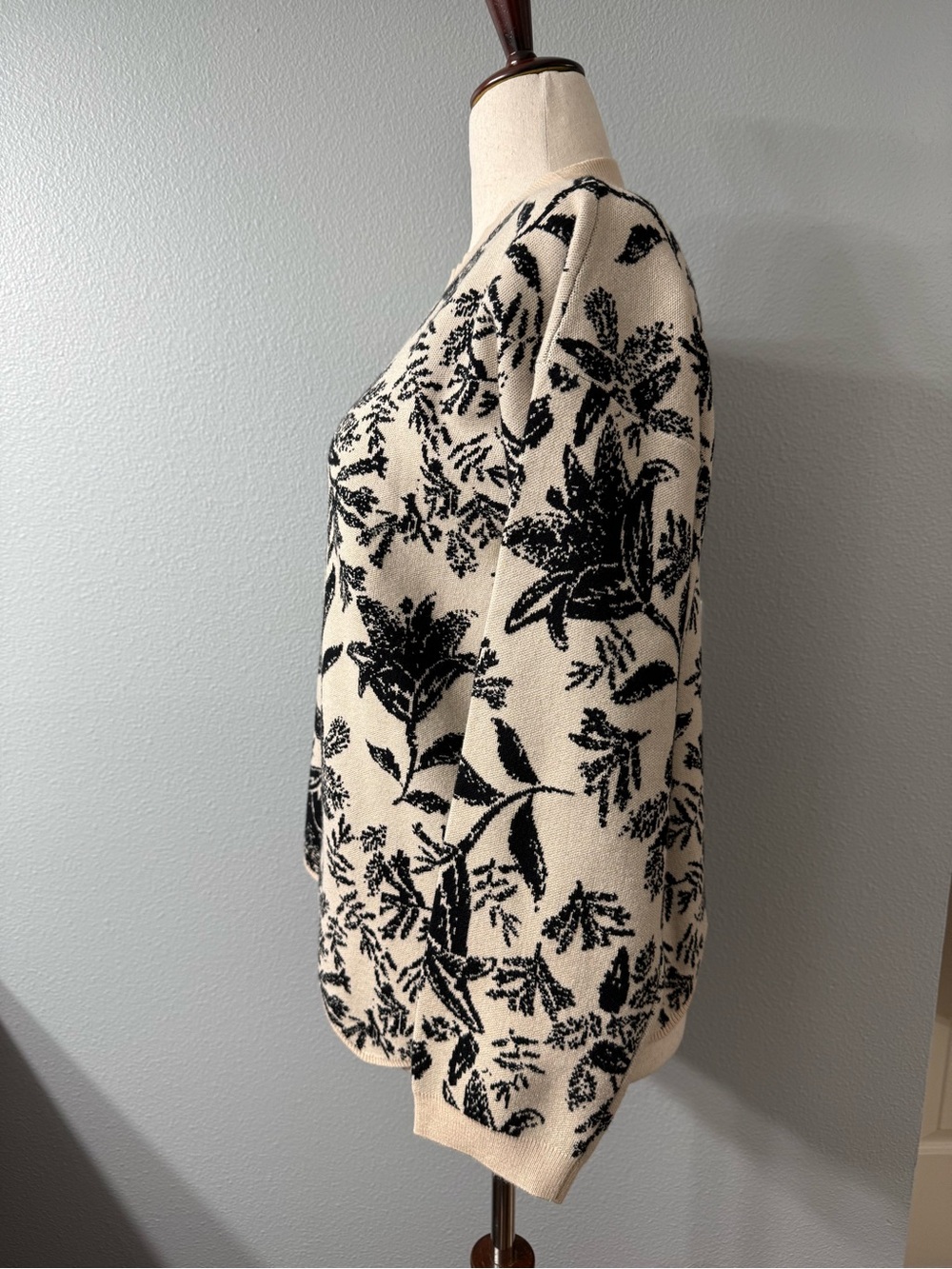 See and Be Seen Floral Scalloped Hem Sweater Top Large Black Tan NWT - Picture 2 of 7